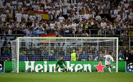 El jugador blanco, Lucas Vázquez, lanza el primer penalti ante el Altético de Madrid.