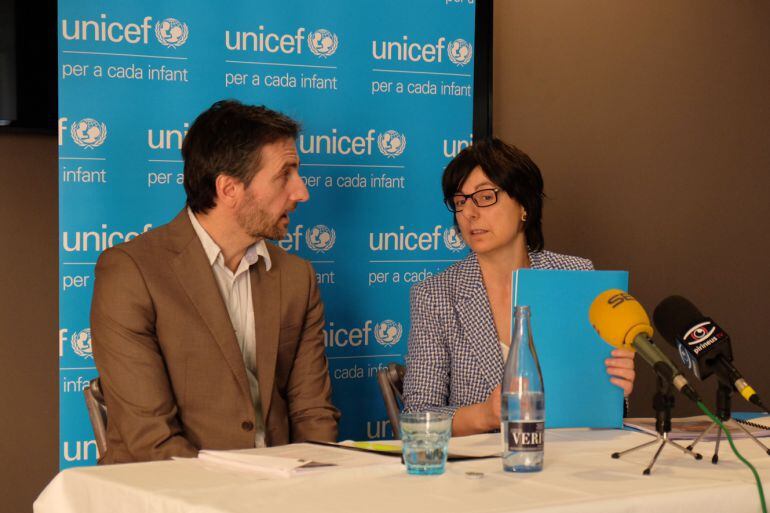 La directora d'Unicef Andorra, Marta Alberch, al costat del director del CRES, Joan Micó.