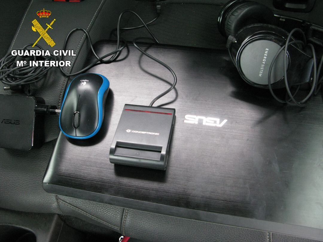 Entre los objetos recuperados se encuentran dispositivos electrónicos, varios paquetes de regalos, y una carabina con su mira telescópica.