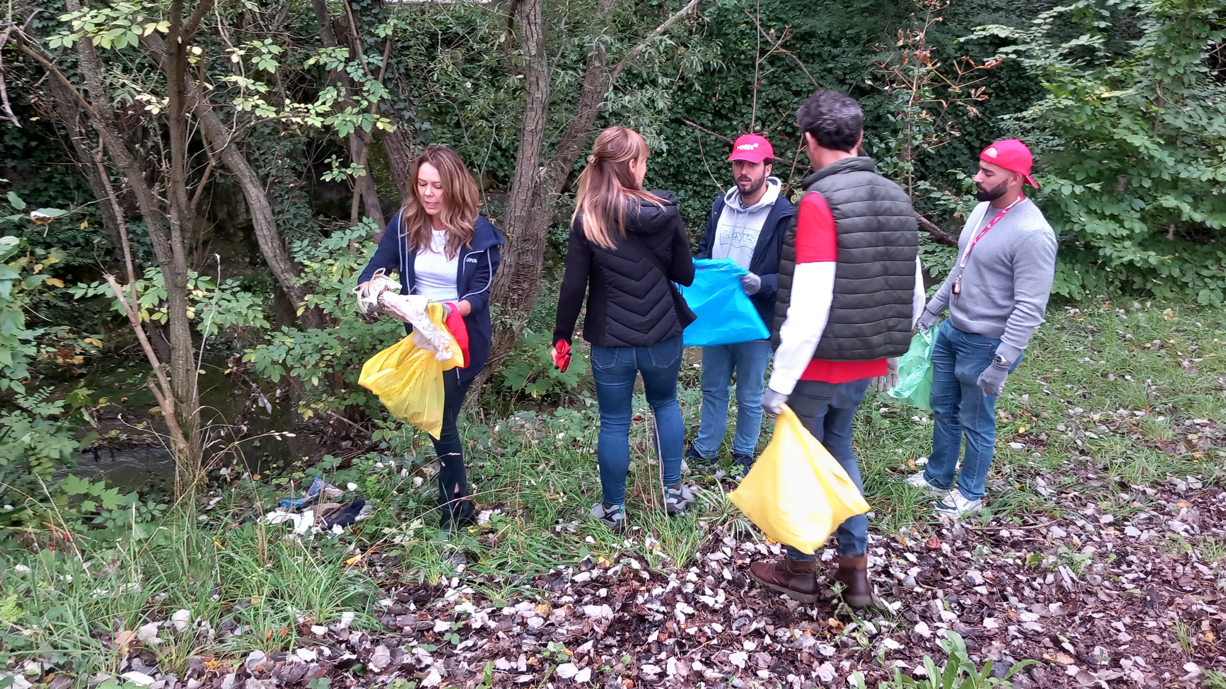 Voluntarios colaborando con Mares Circulares en el río Sadar, en Pamplona