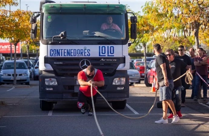 Uno de los participantes de la Liga Nacional de Fuerza arrastra un camión en la jornada desarrollada en Ávila