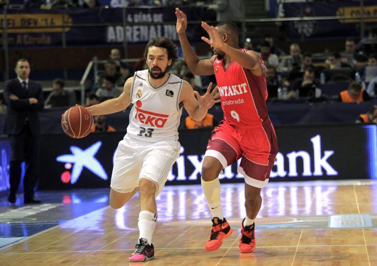 GRA383. A CORUÑA, 19/02/2016.- El base del Real Madrid Sergio Llull (i) avanza ante la defensa del base congoleño Jonathan Tabu (d), del Montakit Fuenlanbrada, durante el partido de cuartos de final de la Copa del Rey que se disputa esta noche en el Colis