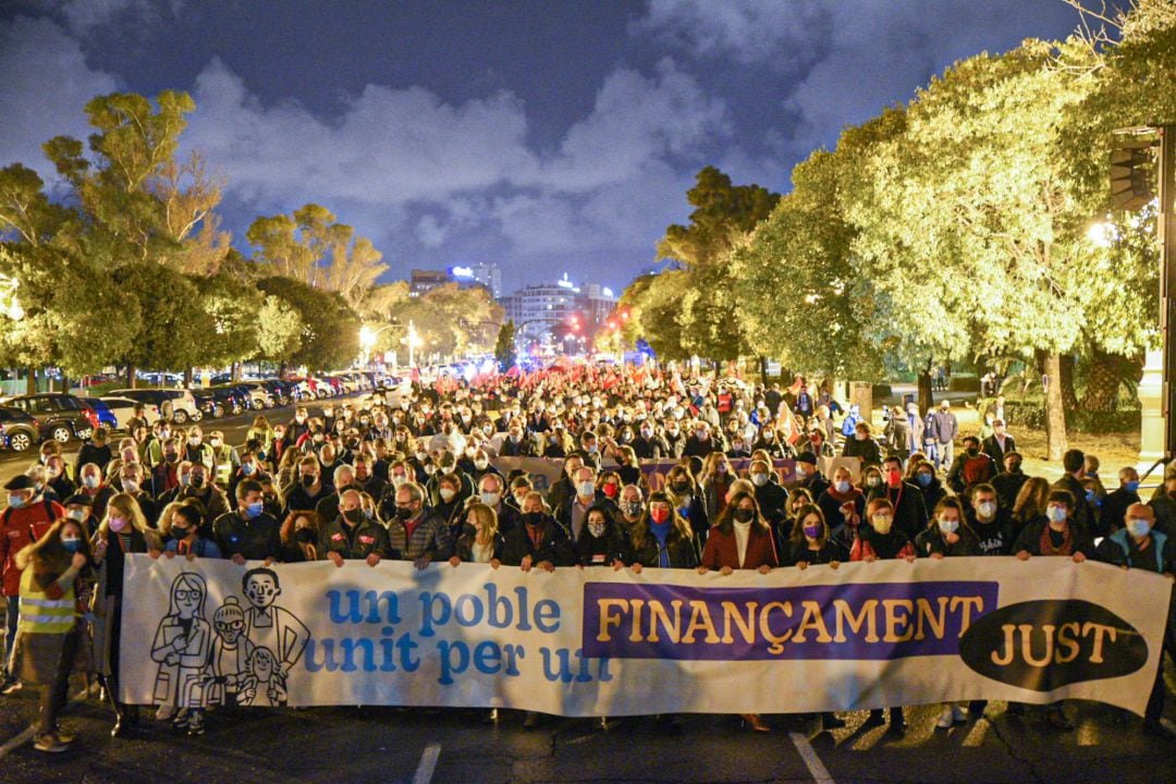 Varias personas sostienen una pancarta donde se lee &quot;Un pueblo unido por una financiación justa&quot;, durante una manifestación que parte de la Plaza Sant Agustí, a 20 de noviembre de 2021, en Valencia, Comunidad Valenciana (España).