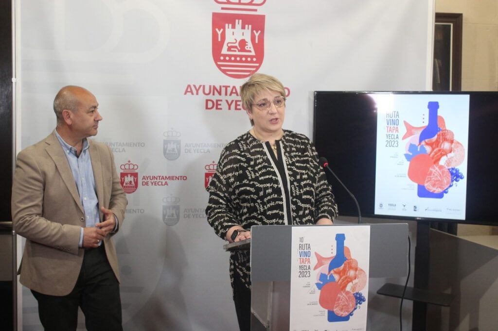 La presidenta de la Ruta del Vino, Aurora Picó y el concejal de Turismo, Jesús Verdú durante la presentación de la X Ruta del Vino y la tapa de Yecla