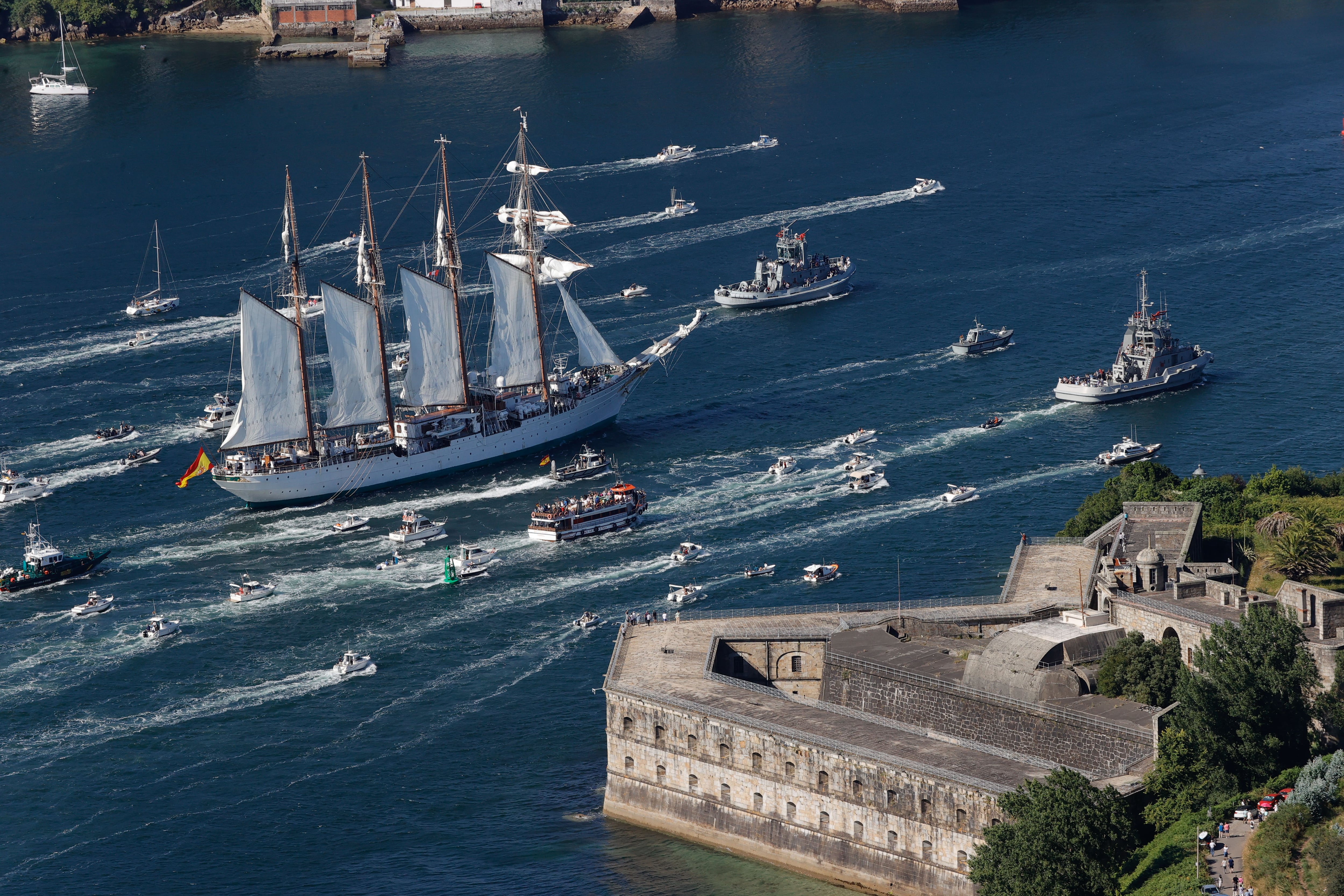 El Juan Sebastián de Elcano, con la princesa Leonor a bordo, accediendo este martes a la ría de Ferrol antes de atracar en el puerto ferrolano en la mañana del miércoles (foto: Kiko Delgado / EFE)