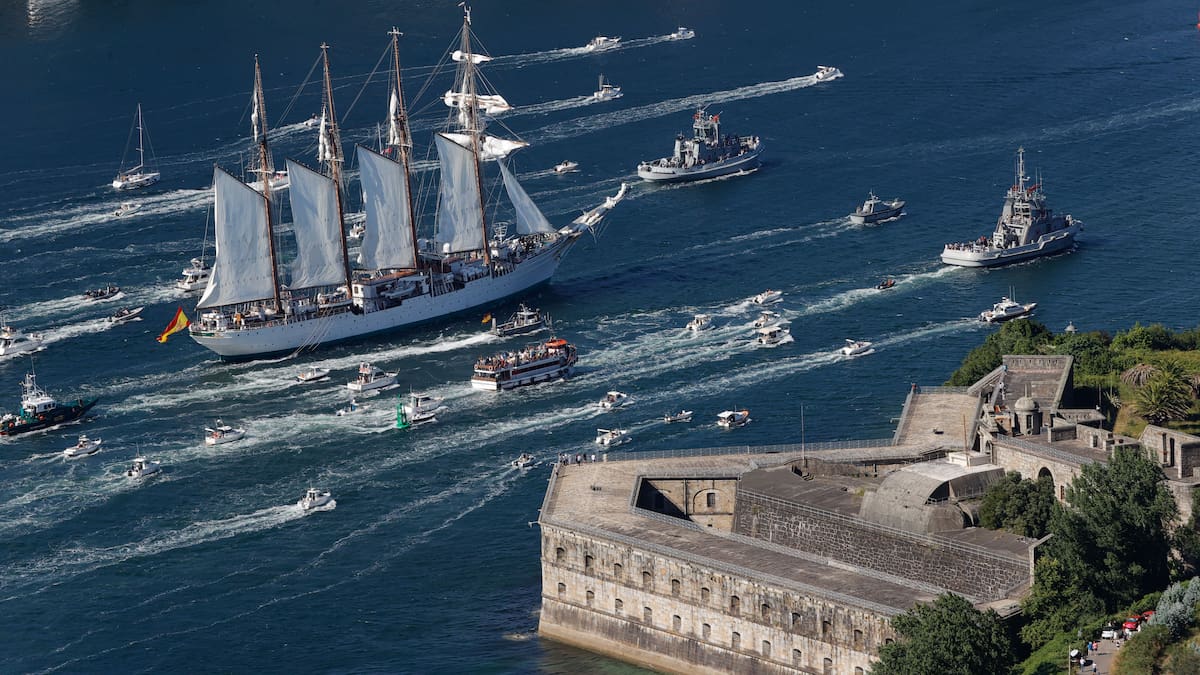 Entrada triunfal del Juan Sebastián de Elcano: el buque escuela llega a la ría y atraca el miércoles en Ferrol