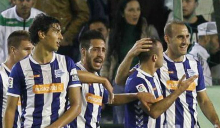 Los jugadores del Alavés felicitan a Juli por su gol.