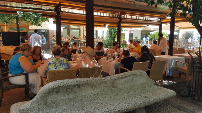 Imagen de archivo de una terraza en la Plaza de la Pescadería de Granada