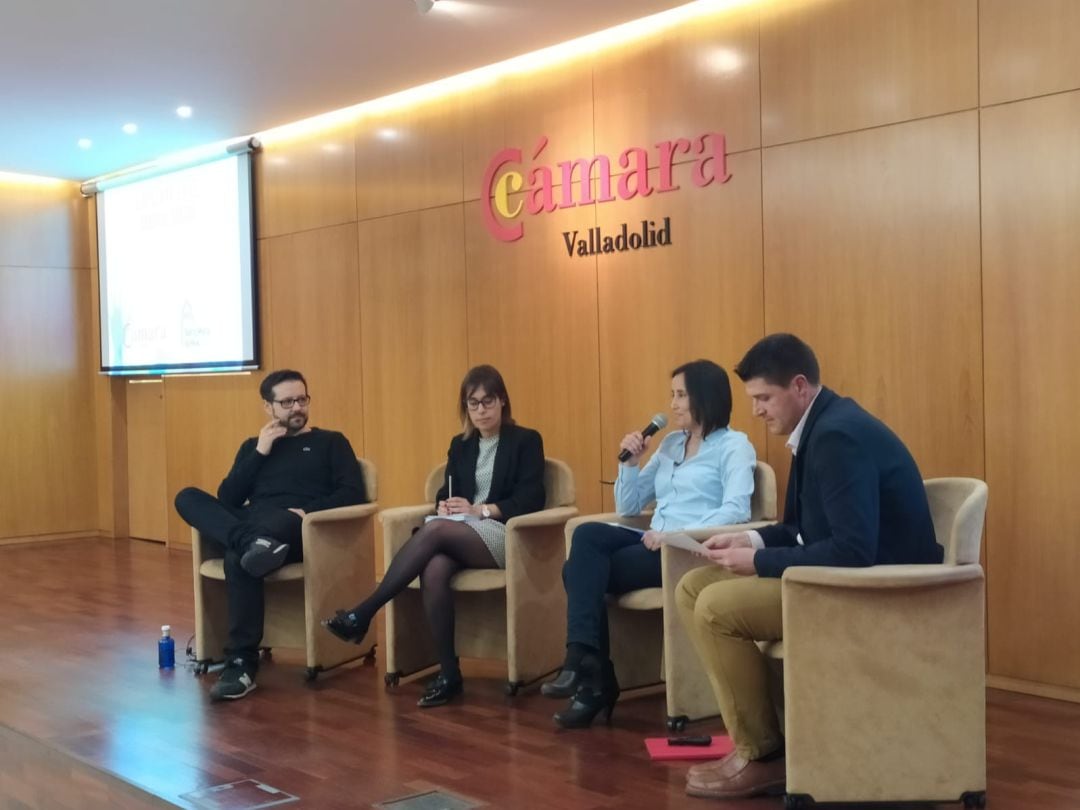 David Sánchez, de la Antena en Peñafiel, y la ponente Ruth Vázquez, durante un momento de la jornada