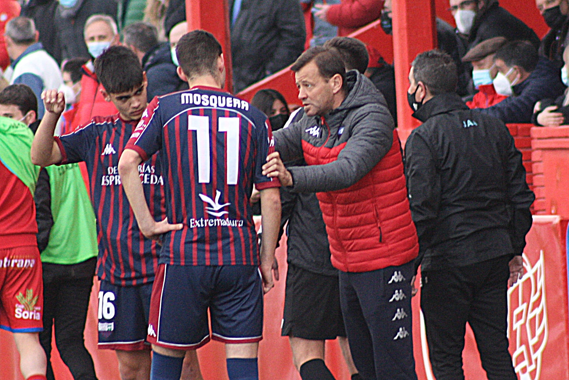 Manuel Mosquera da instrucciones a su hijo David en el último partido