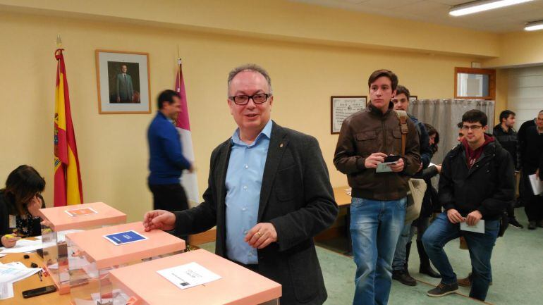 Francisco José Quiles vota en la Escuela Politécnica