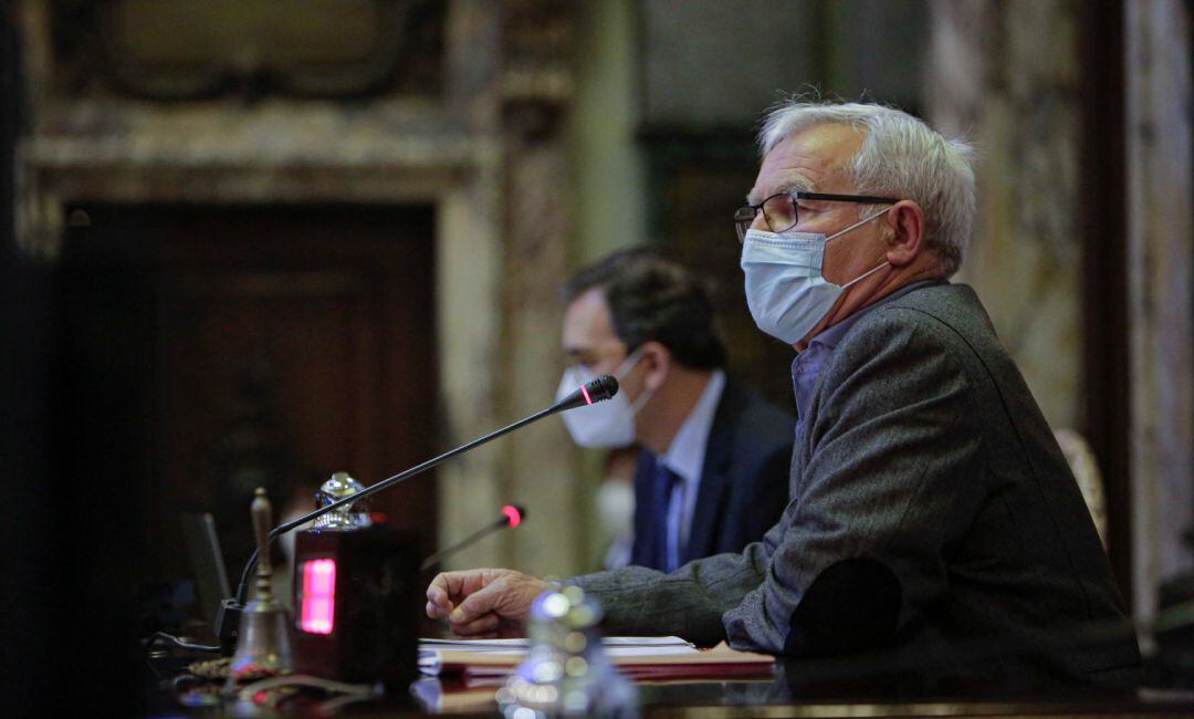 El Alcalde de València Joan Ribó, en la tribuna del hemiciclo del Ayuntamiento, desde donde ha presidido el pleno de este jueves