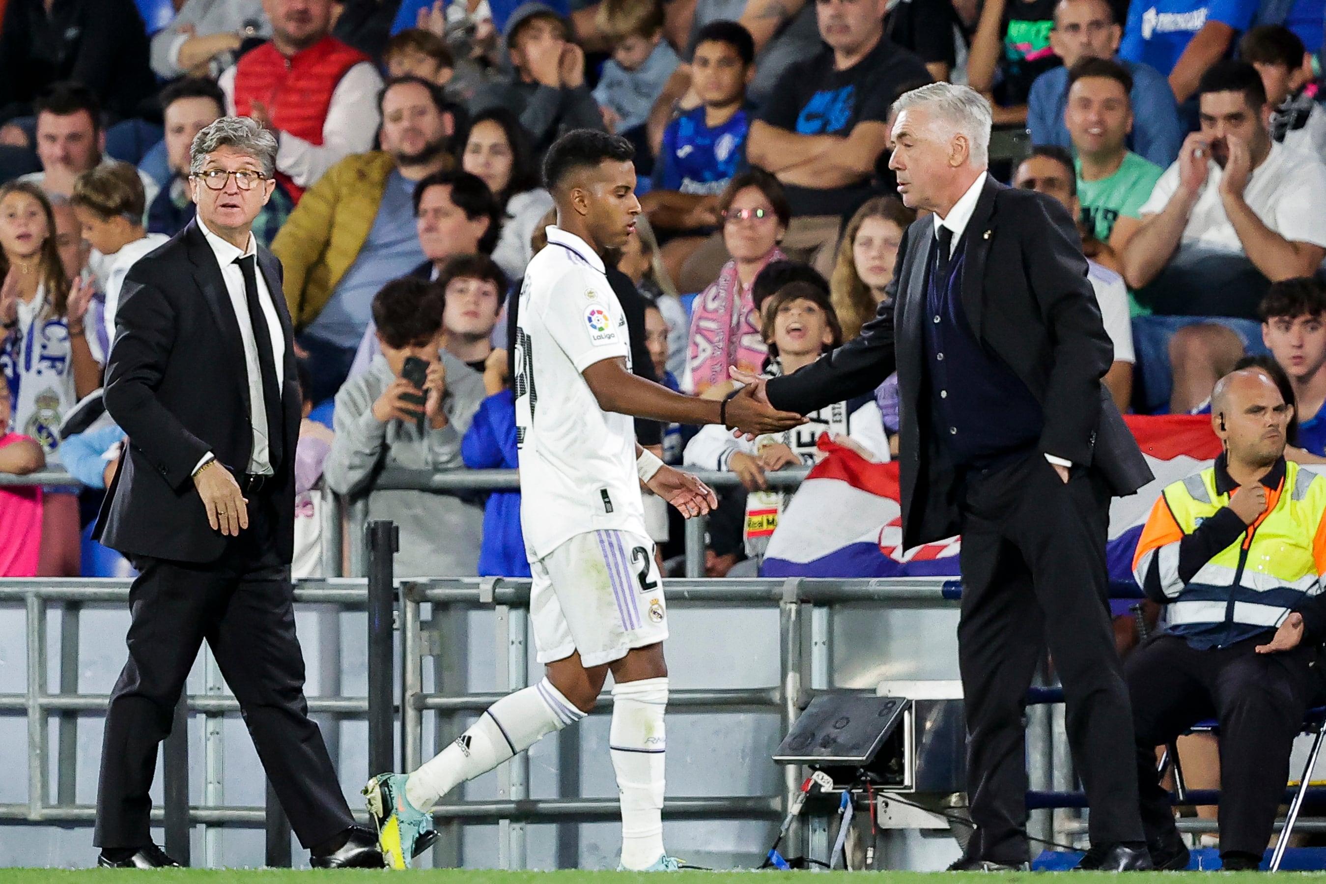 Rodrygo saluda Ancelotti durante un partido del Real Madrid.