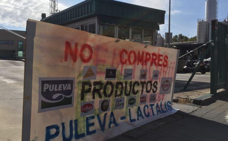 Pancarta colocada en la puerta de acceso a la fábrica de Lauki en Valladolid