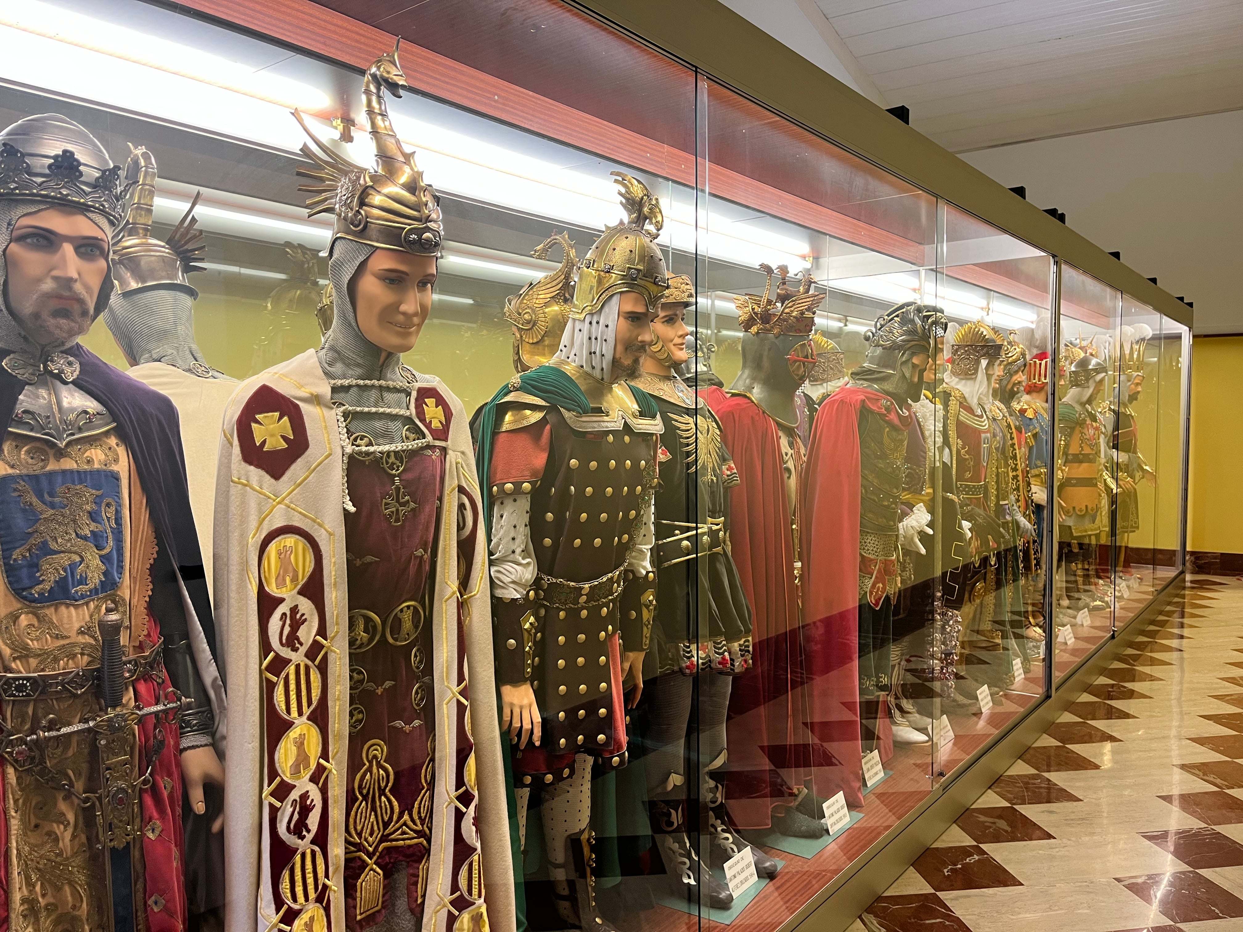 Alguns dels trages dels capitans i alferes del bàndol cristià que s'exposen al Museu Alcoià de la Festa.