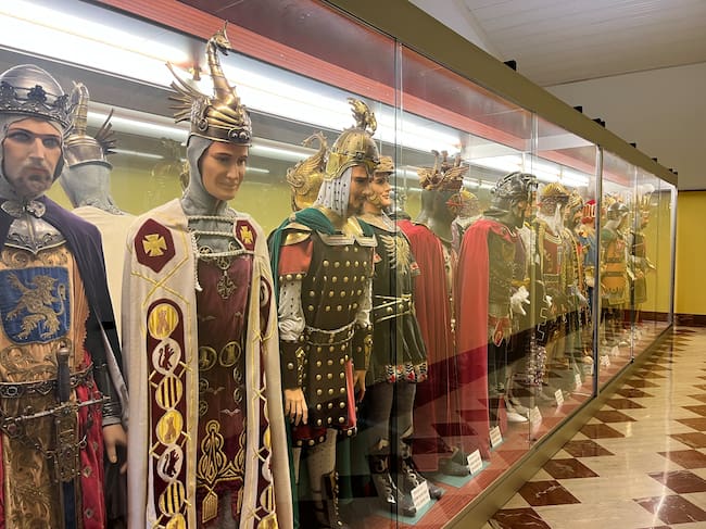 Alguns dels trages dels capitans i alferes del bàndol cristià que s'exposen al Museu Alcoià de la Festa.