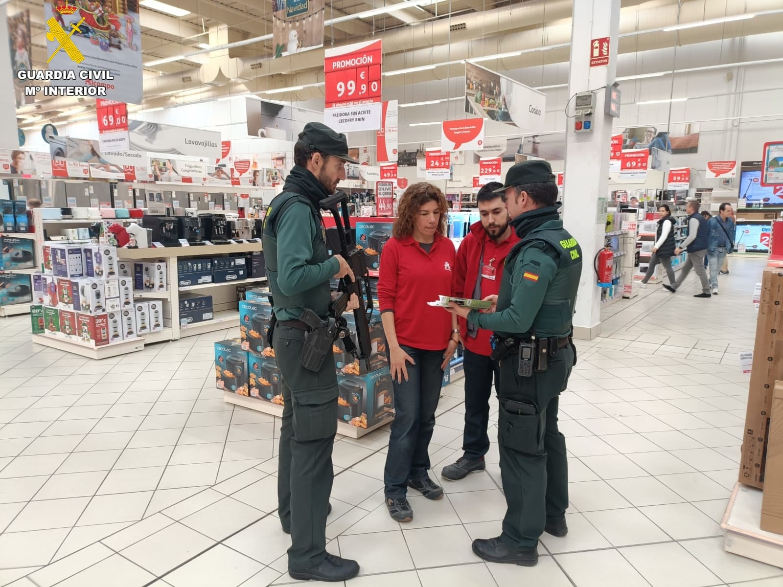 Agentes de la Guardia Civil de València durante la Campaña Especial de Seguridad en las superficies comerciales