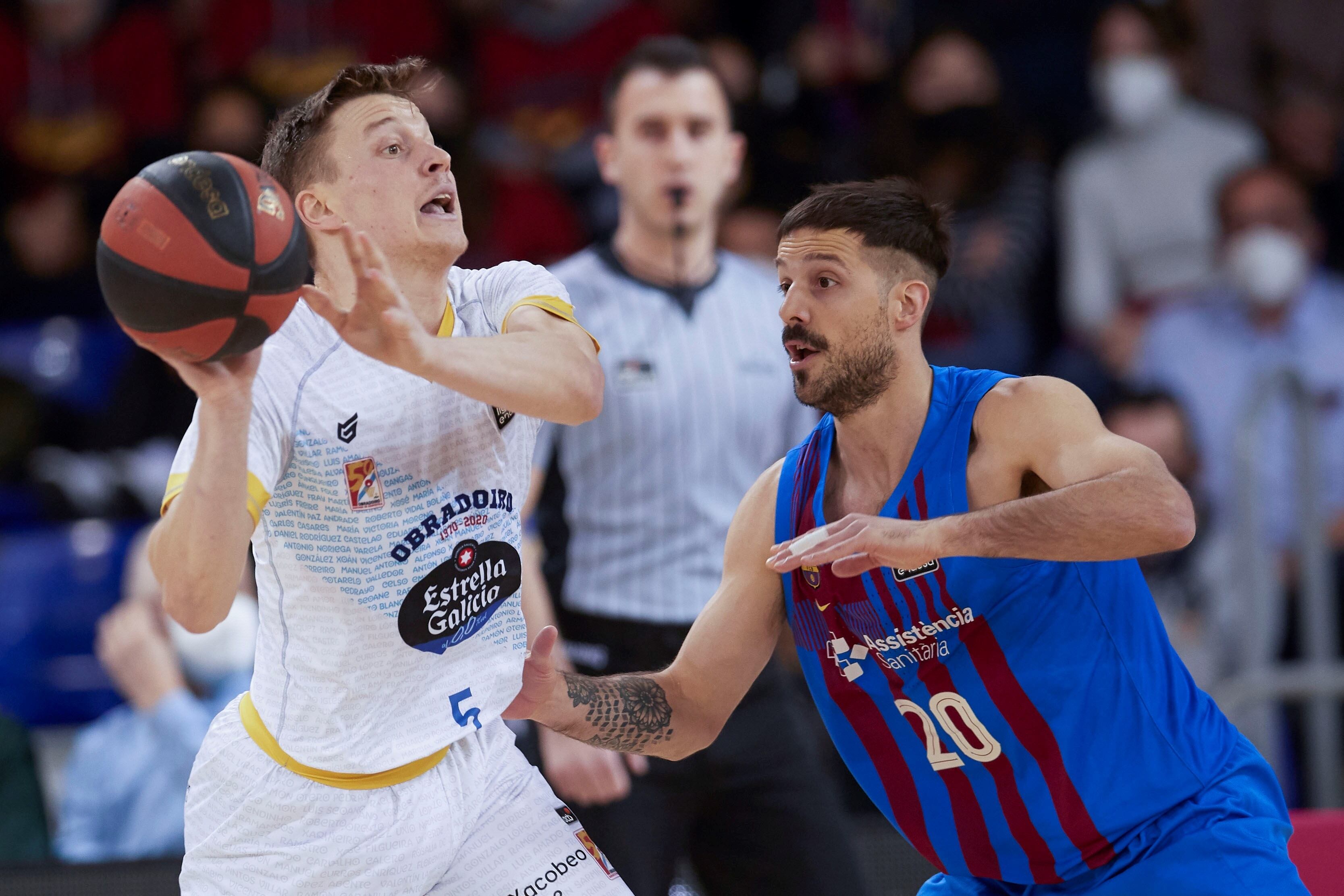 Fernando Zurbriggen (i), del Monbus Obradoiro, y Nicolás Laprovittola (d), del Barcelona, en acción durante el partido