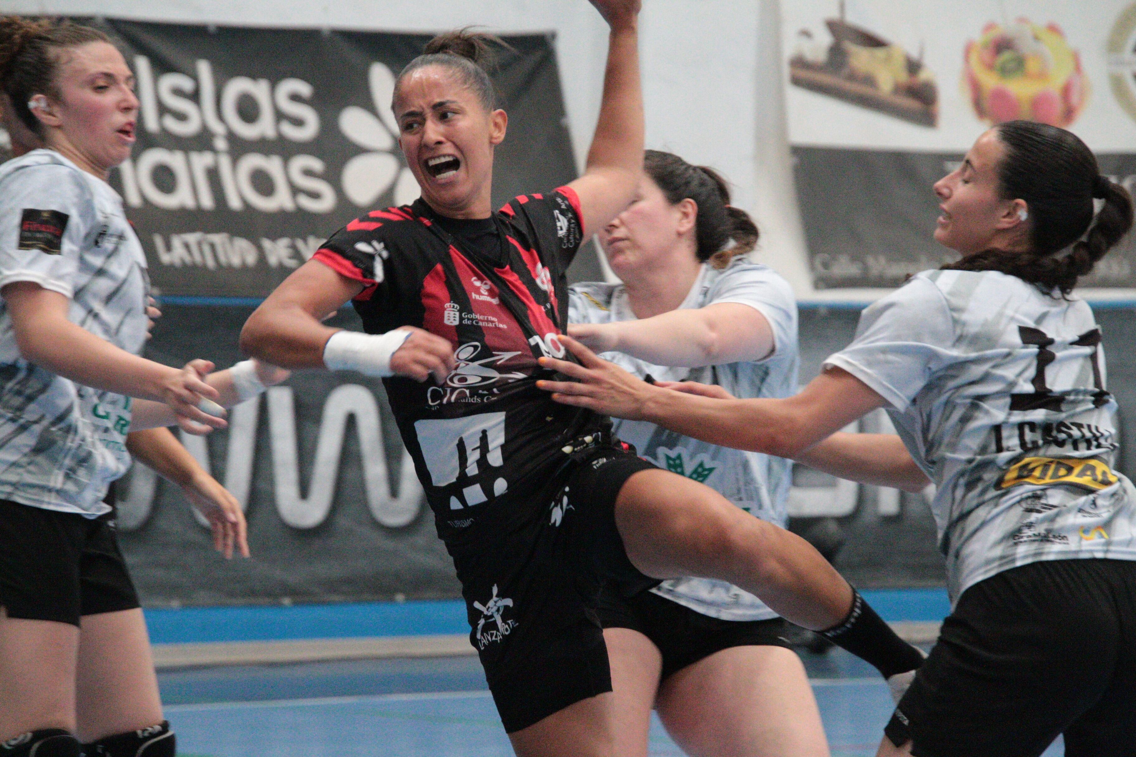 Thalyta Almeida en un partido del CICAR Lanzarote Ciudad de Arrecife.