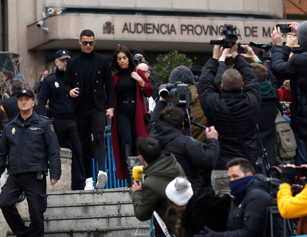 El exjugador del Real Madrid Cristiano Ronaldo, junto a su pareja Georgina Rodríguez, a la salida este martes a la Audiencia Provincial de Madrid, donde se ha celebrado el juicio.