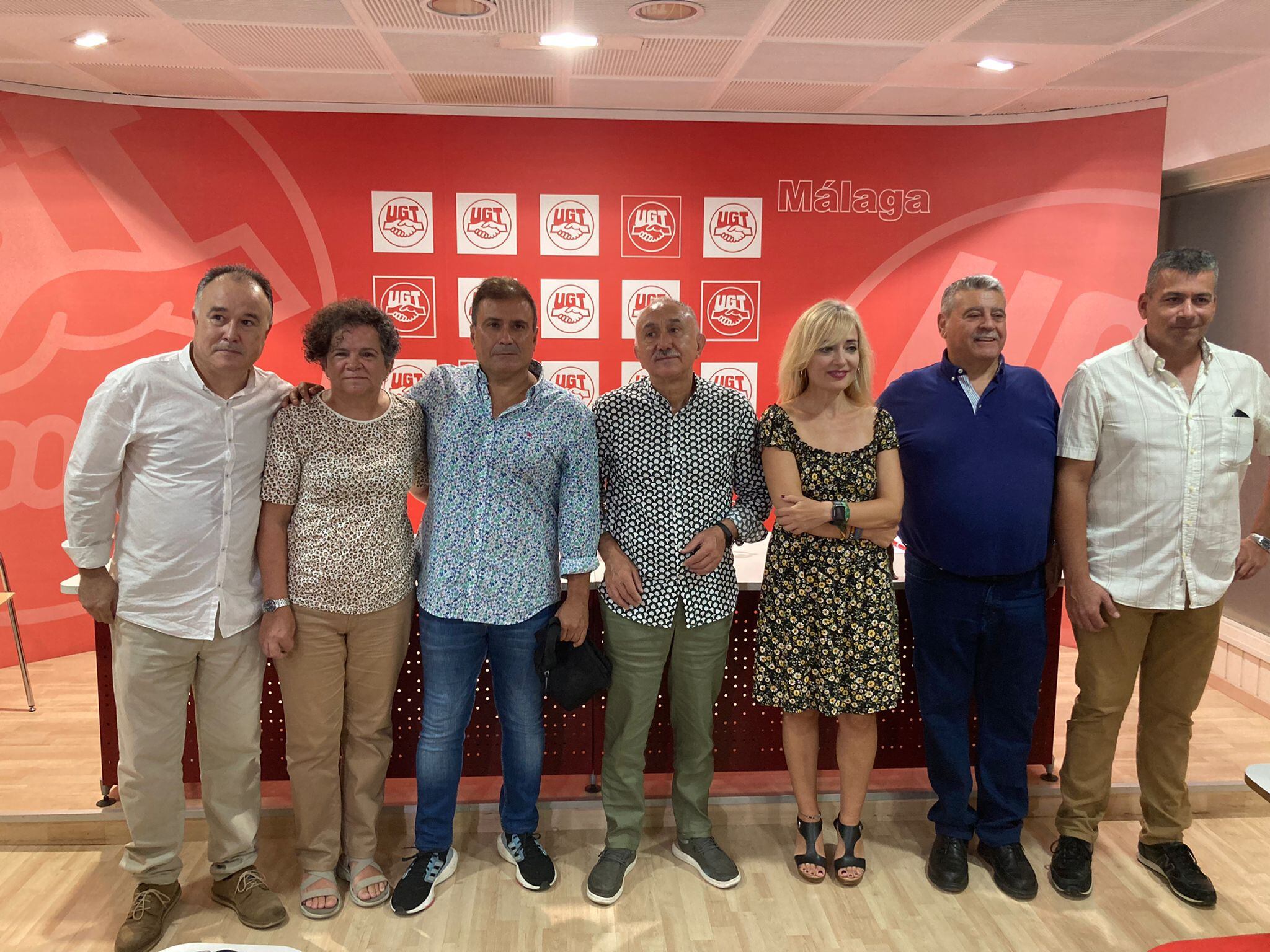 Pepe Álvarez, secretario general de UGT, junto a Carmen Castilla, secretaria general de UGT Andalucía, junto a otros miembros del sindicato.