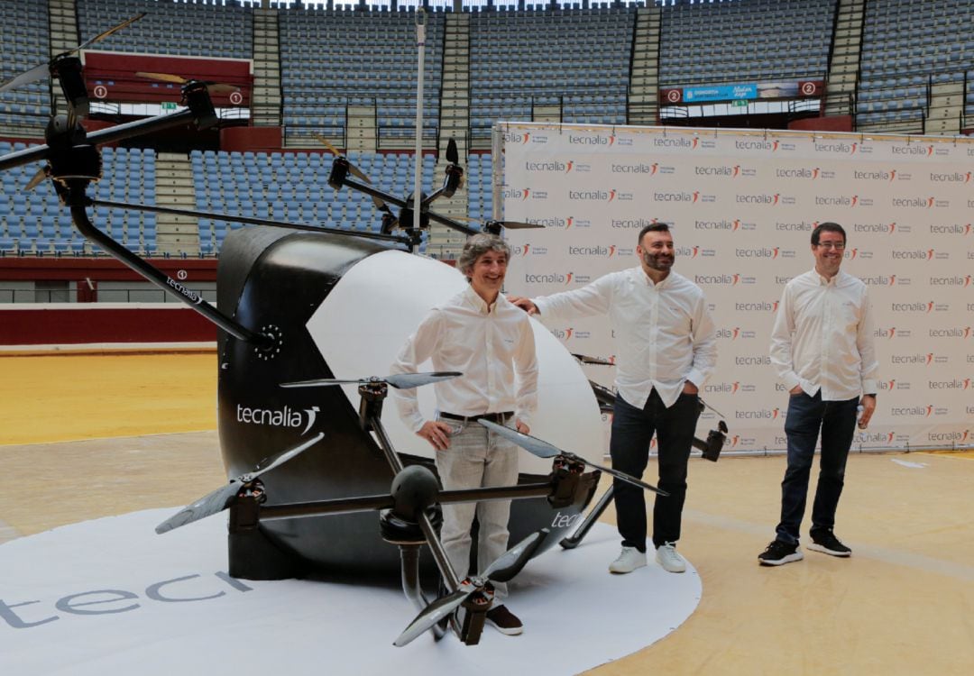 Presentación del primer prototipo de aerotaxi a nivel estatal por el subdirector general de Mercado de TECNALIA, Agustin Sáenz y responsables de desarrollo, Joseba Lasa e Iñaki Iglesias. 