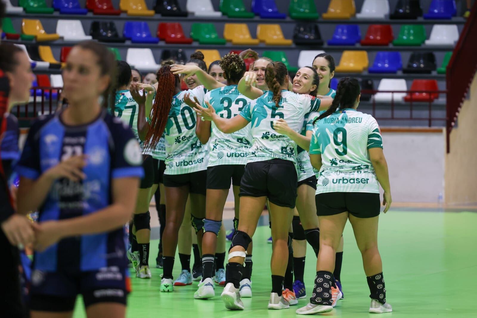 Las jugadoras del Elche celebran su victoria ante el Málaga