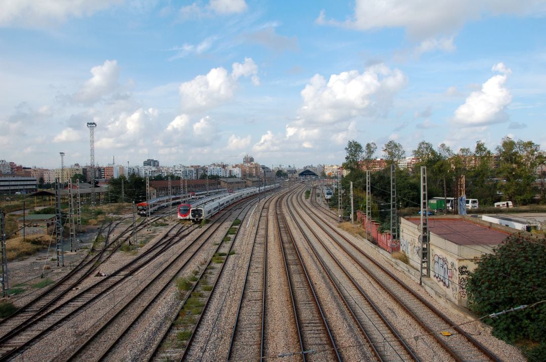 Vías de tren de acceso a la ciudad de València.