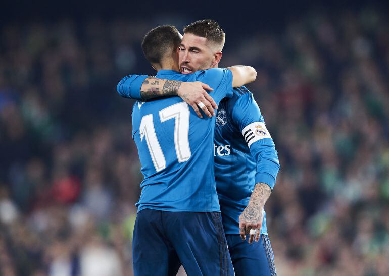 Ramos y Lucas se abrazan en un partido de la pasada temporada