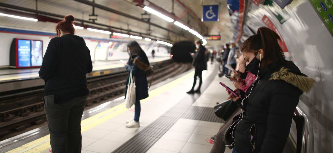 Varios pasajeros esperan en un andén de metro de la estación de Sol el pasado 1 de febrero.