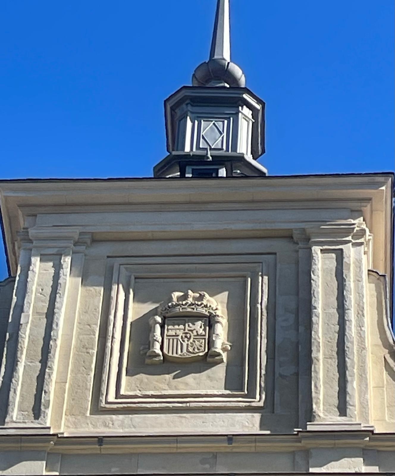 Escudo &quot;constitucionalizado&quot; en la sede de la subdelegación del Gobierno en Vitoria