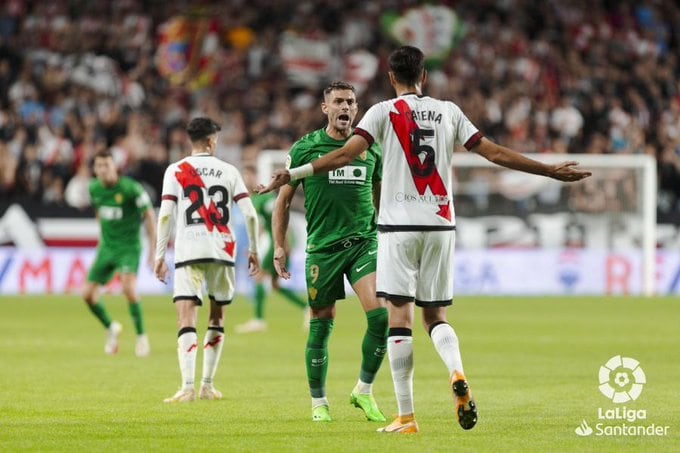 Lucas Boyé se encara con Catena tras un lance del Rayo-Elche