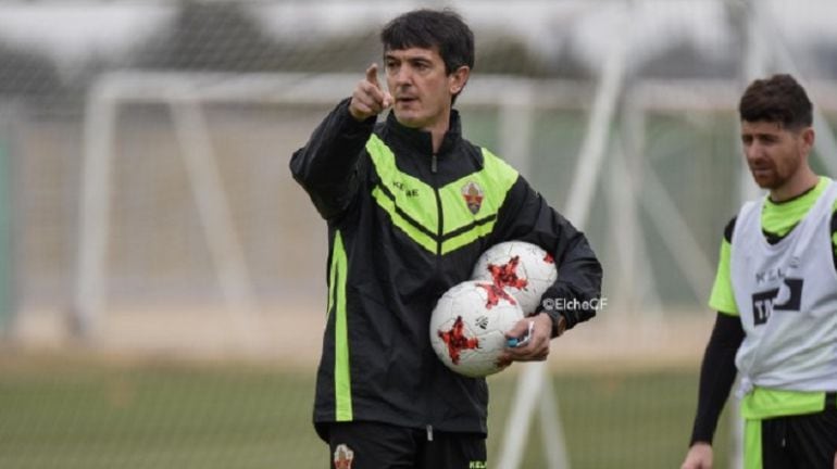 Pacheta dirige una sesión de entrenamiento del Elche C.F.