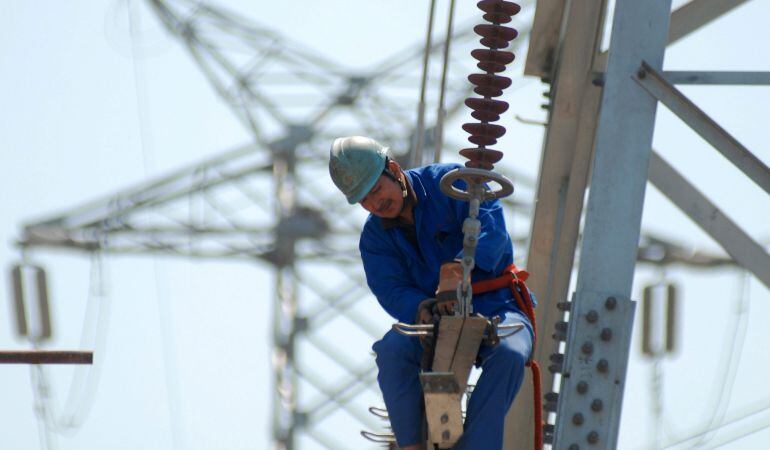 Un trabajador en una eléctrica.