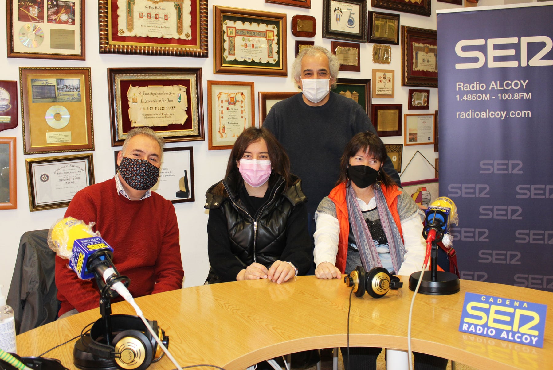 Paco Moltó, Mariola Reig y África Pla, junto a Josep Alzamora en el estudio central de Radio Alcoy