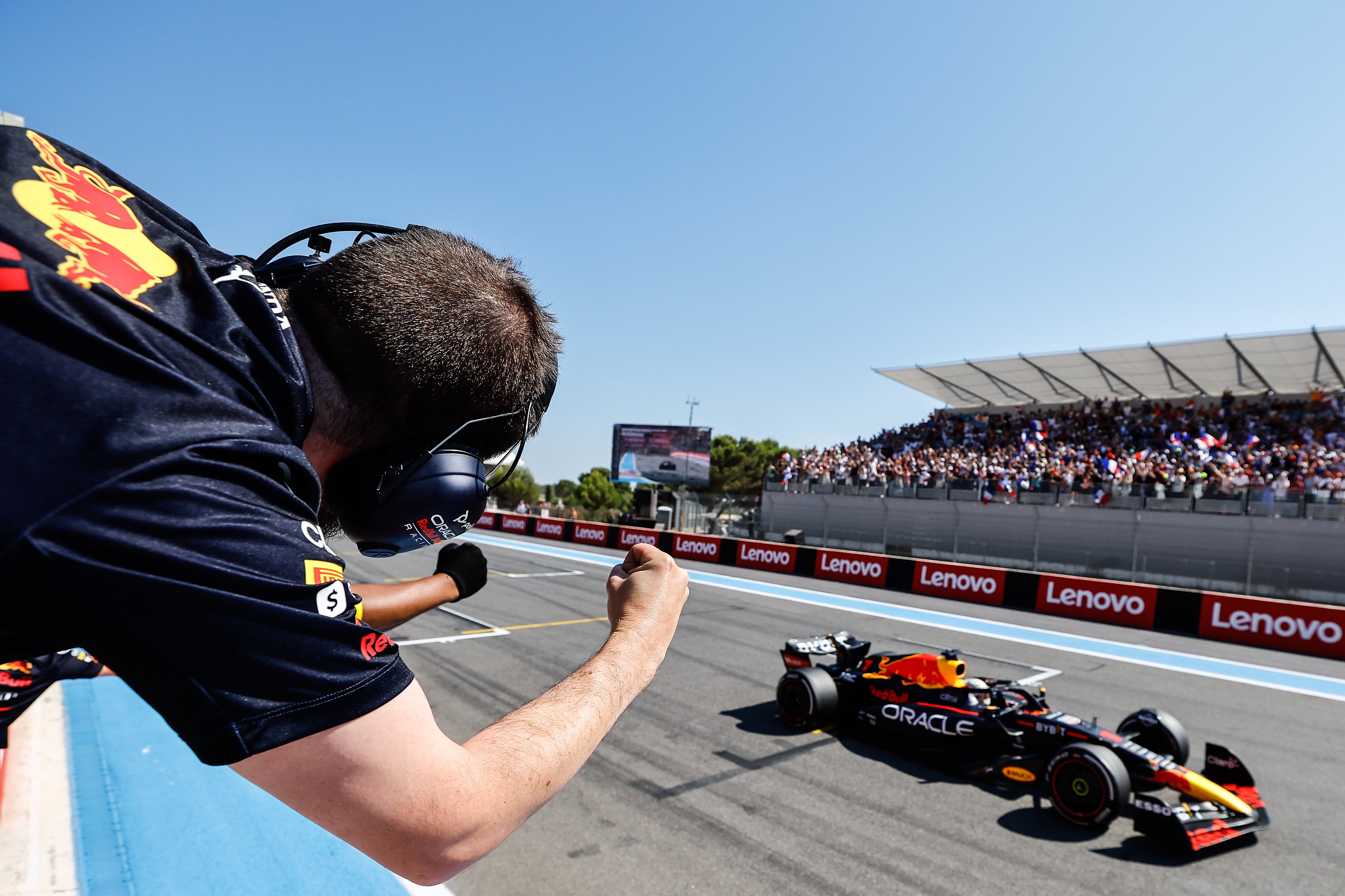 Los mecánicos de Red Bull celebrando la victoria de Verstappen