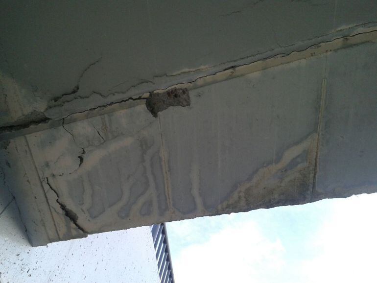 Grietas en el paso subterráneo de los Tres Pasos.