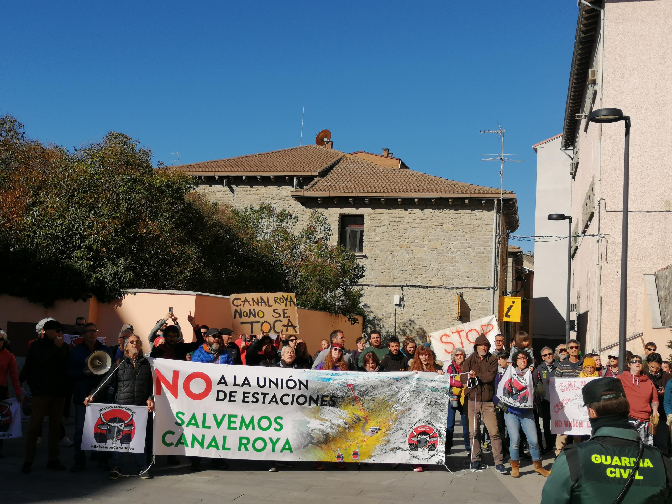 Manifestantes, este lunes, para recibir al presidente Javier Lambán enSabiñánigo