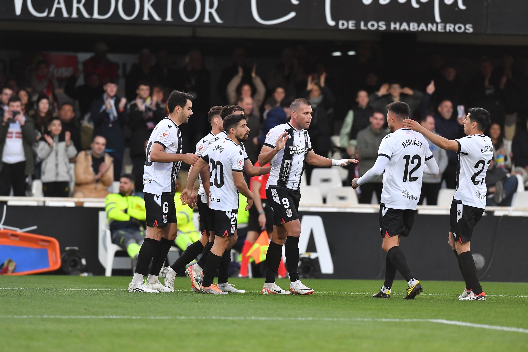 La plantilla del Cartagena de entonces celebra uno de los goles al Villarreal B