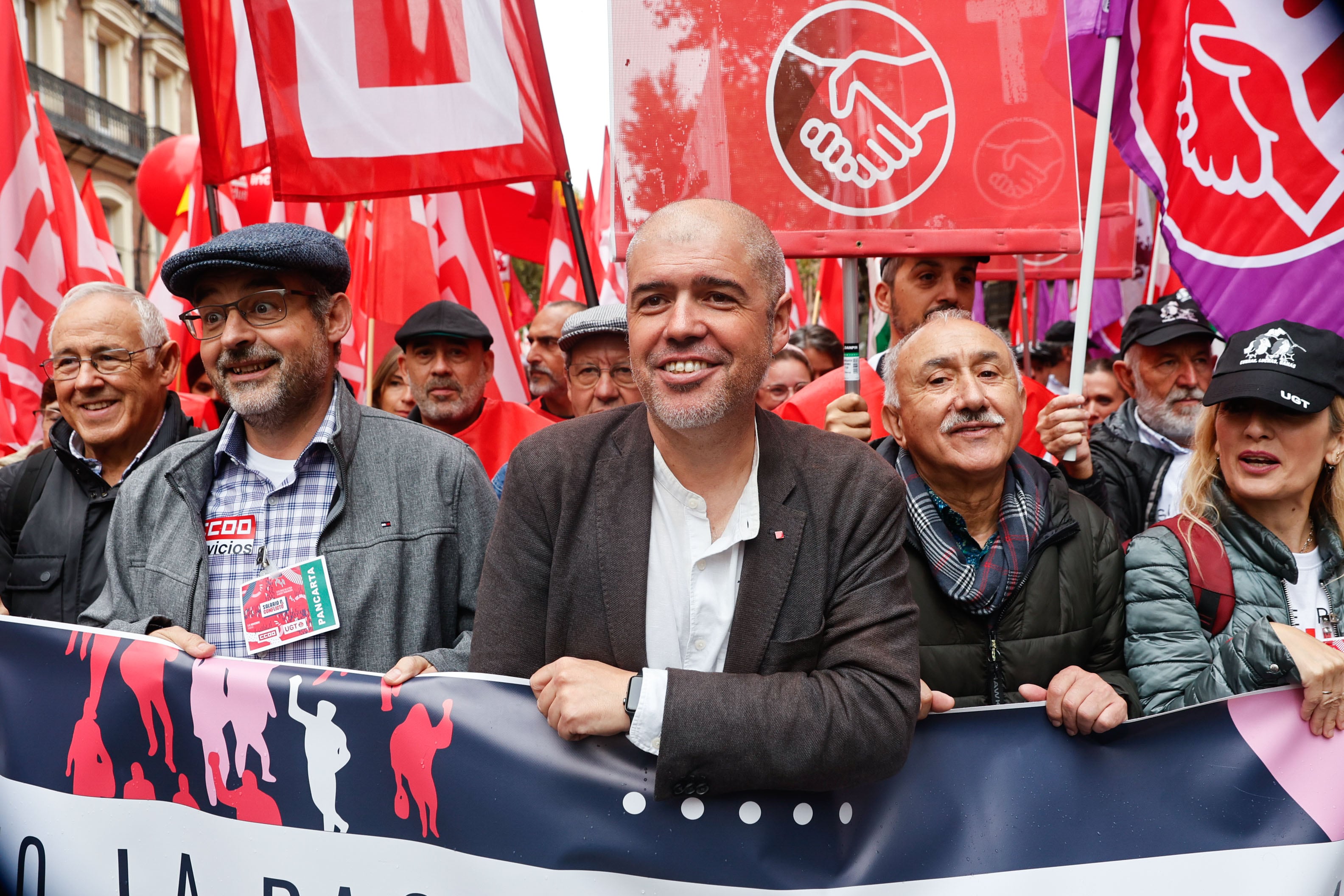 Los líderes de CCOO. Unai Sordo (c) y UGT, Pepe Álvarez (2d), en la cabecera de la manifestación convocada este jueves en Madrid por las centrales sindicales.