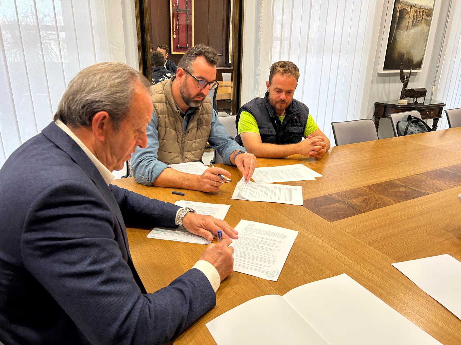 El Ayuntamiento de Andújar y la Asociación de Constructores de Andújar firman un convenio para fomentar la contratación juvenil