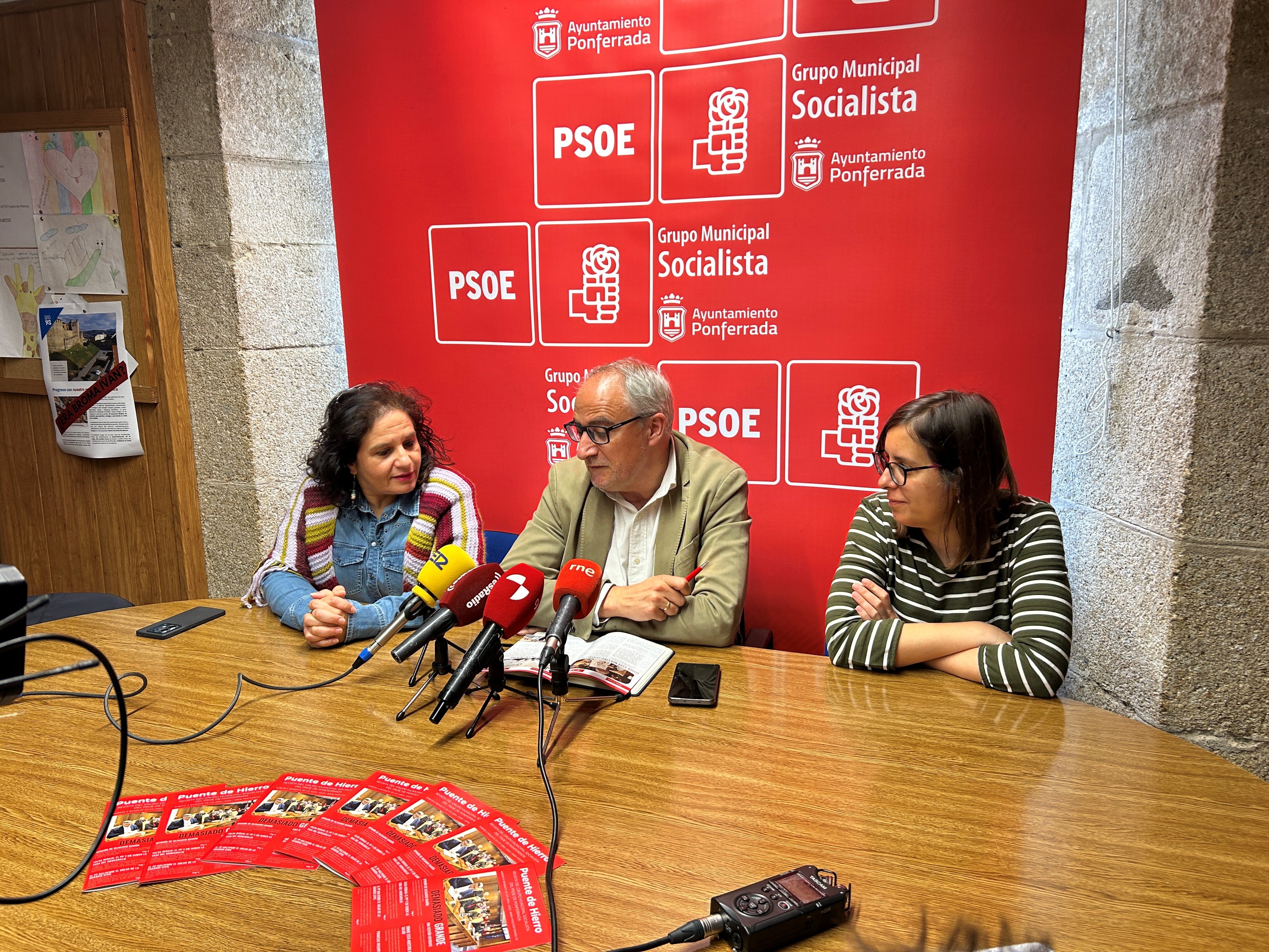 El portavoz del PSOE, Olegario Ramón y las concejalas Susana Rivada y Silvia Blanco
