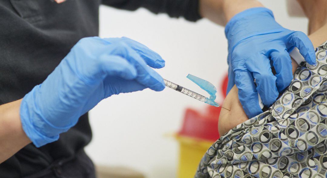 Imagen de archivo de una sanitaria inoculando una dosis de la vacuna contra el coronavirus 