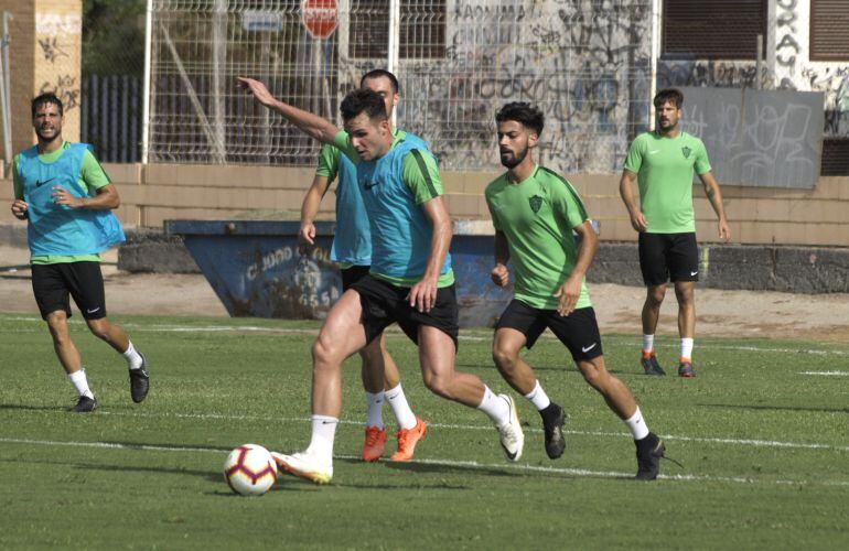 Álvaro Giménez en el entrenamiento de este lunes.