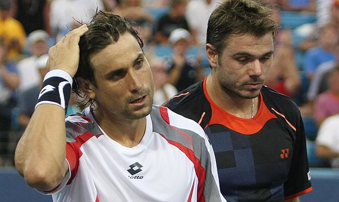 David Ferrer saluda al suizo Stanislave Wawrinka después del partido