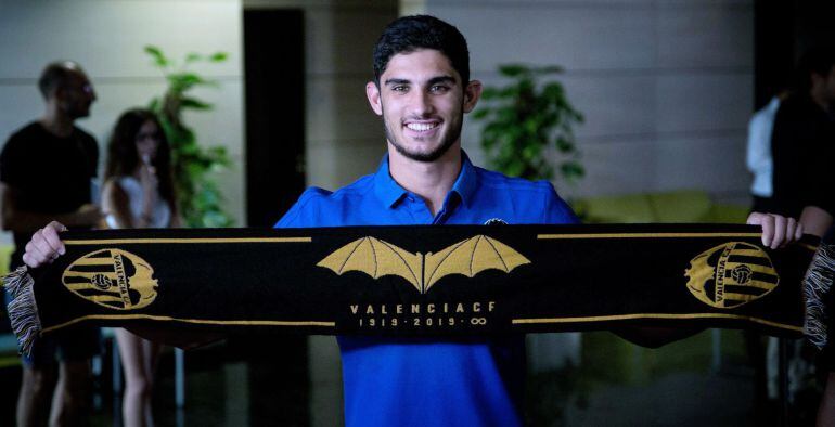 El delantero portugués, Gonçalo Guedes, tras aterrizar en Valencia en un vuelo privado procedente de París