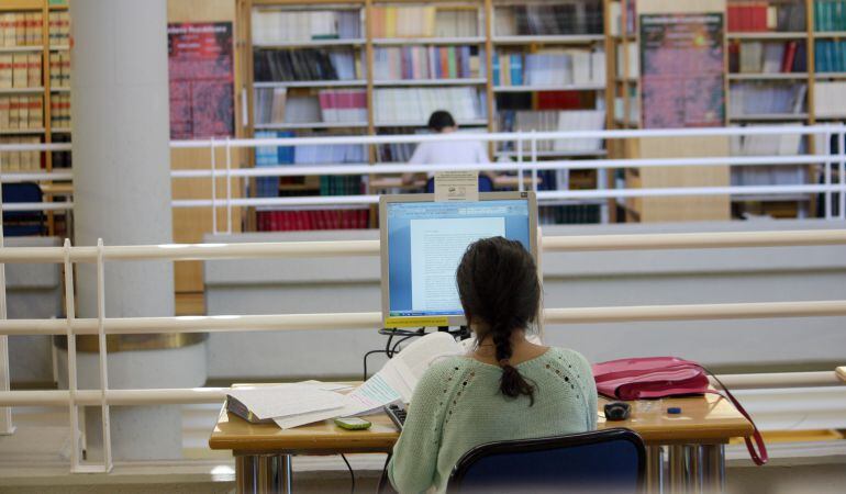 Una estudiante en la biblioteca de la UAM.