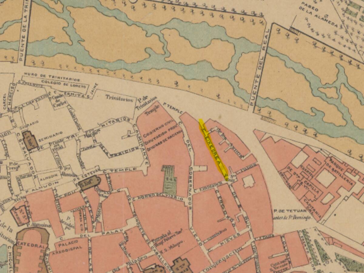 Luis Fernández callejeando por el barrio de Xerea