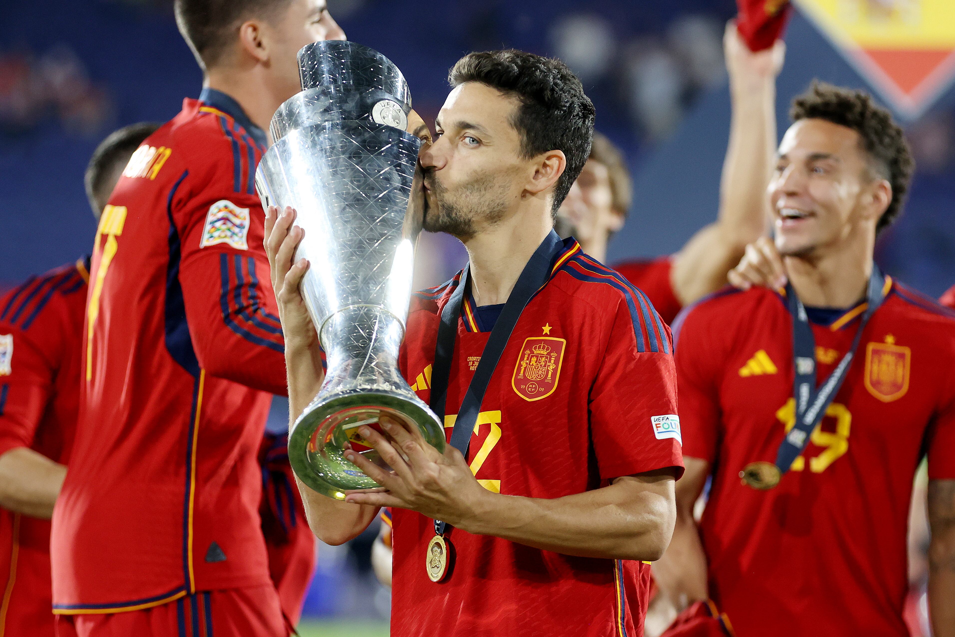 Jesús Navas con el trofeo de la Nations League.