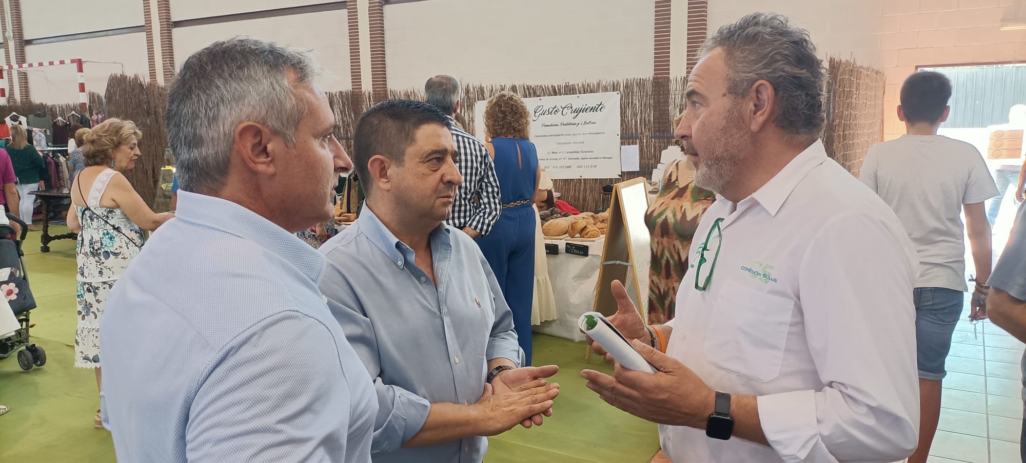 De izquierda a derecha, el alcalde de Noalejo, Antonio Morales, y el presidente de la DIputación, Francisco Reyes, charlan con un expositor de la feria.